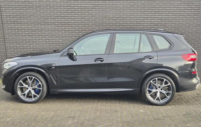 BMW X5 xDrive45e High Executive M Sport / Panoramadak / Achterasbesturing / Head Up Display / Comfortstoel / Driving Assistant Professional / Stuurwielverwarming / Trekhaak / Comforttoegang