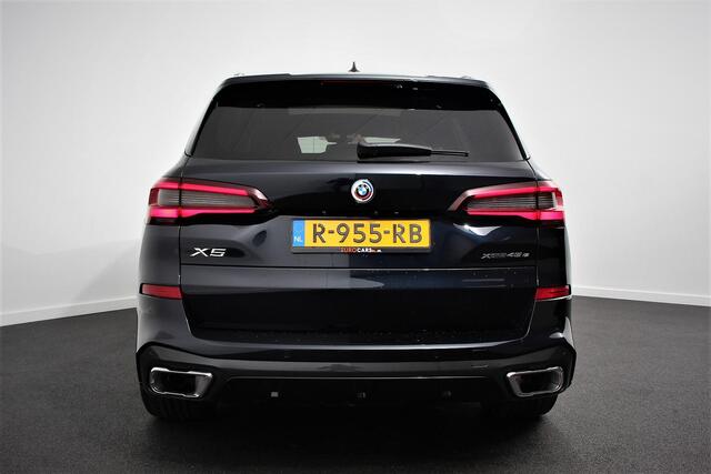 BMW X5 xDrive45e 394pk High Executive M-Sport PHEV 6 cilinder Panoramisch schuif-kantel dak Harman Kardon Head up display Lederen bekleding Electrische verstelling comfort stoelen