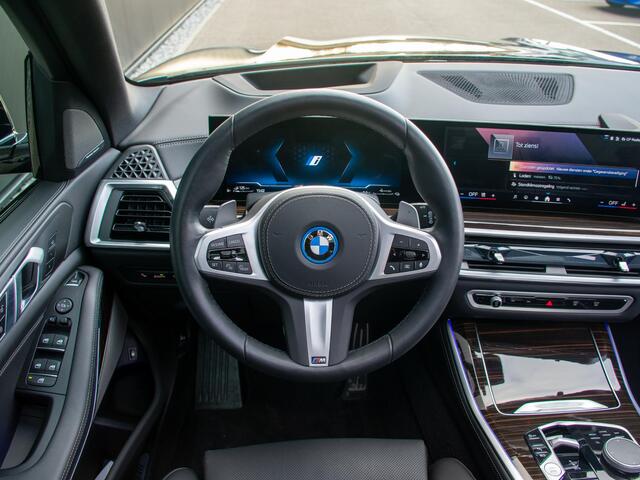BMW X5 xDrive50e | Trekhaak | M Sport | Achteras besturing | Schuif-/kantel Pano | Softclose | Adapt. LED | Head-up | Stuurwielverwarming
