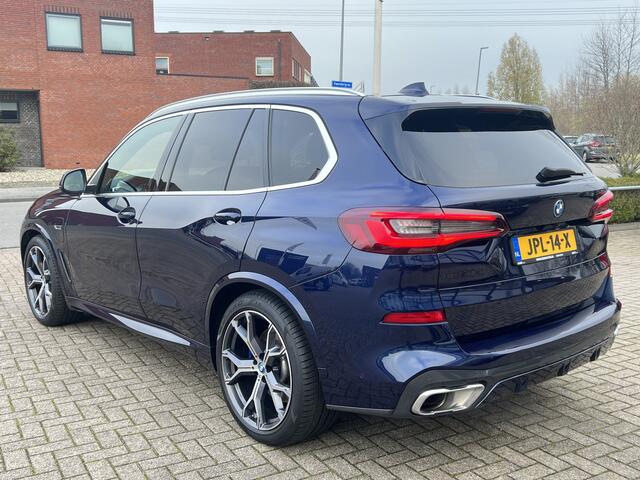 BMW X5 xDrive45e M-Sport High Executive Panodak Trekhaak Laserlicht Head-Up Comfortstoelen 21 Inch Velgen Life Cockpit Prof ACC Driving Assist Prof Achteras besturing Leder Dash Harman Kardon Audio Stoelventilatie Bom Vol Opties Individual Tansanitblau 1e Eigena