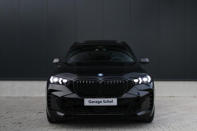 BMW X5 xDrive50e M Sport - Pano - Luchtvering - Trekhaak - Massage - 4wiel besturing - Carbon Pack - Softclose - Stoelverwarming/Koeling - Rijklaar