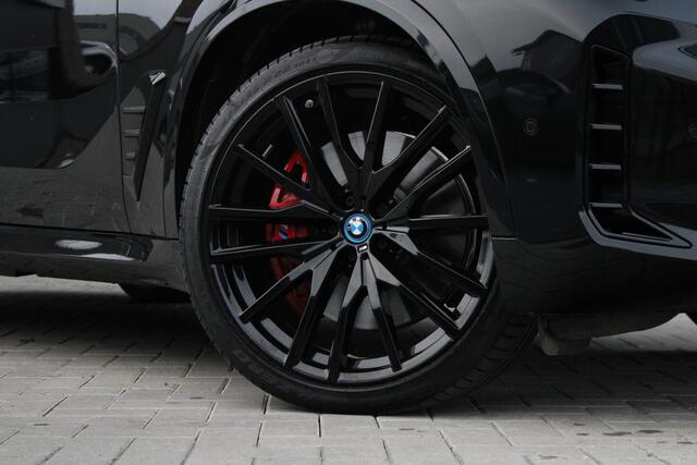 BMW X5 xDrive50e M Sport - Pano - Luchtvering - Trekhaak - Massage - 4wiel besturing - Carbon Pack - Softclose - Stoelverwarming/Koeling - Rijklaar