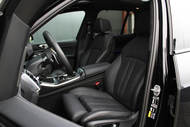 BMW X5 xDrive50e M Sport - Pano - Luchtvering - Trekhaak - Massage - 4wiel besturing - Carbon Pack - Softclose - Stoelverwarming/Koeling - Rijklaar