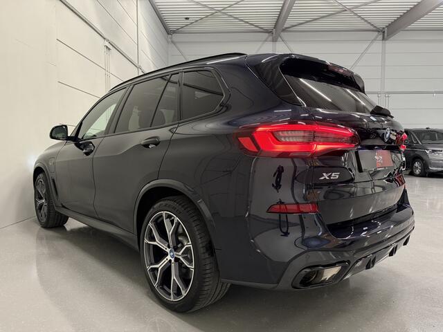 BMW X5 xDrive45e M-Sport PANO/TREKHAAK/LASER/HEAD-UP/360CAMERA/MEMORY/ACC/ACTIVE-STEERING/LUCHTVERING/21"BREEDSET/SHADOW-LINE/DONKERE-HEMEL/CARBONSCHWARZ/VOLLEDIG BMW DEALER HISTORIE
