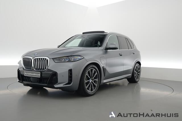 BMW X5 xDrive50e M Sport | Frozen Pure Grey | Stoelventilatie + Stoel- stuurverw.| Pano | HUD | Luchtvering | Elek. trekhaak | | 360 Cam | H&K | Adapt. Cruise | Softclose | Iconic glow | 20'' V