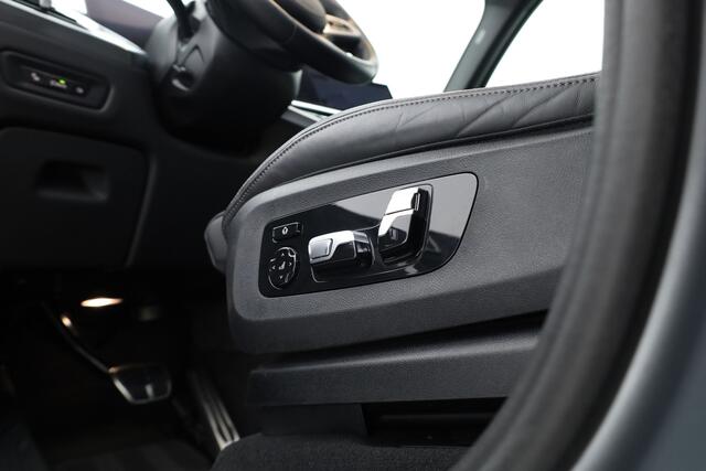 BMW X5 xDrive50e M Sport | Frozen Pure Grey | Stoelventilatie + Stoel- stuurverw.| Pano | HUD | Luchtvering | Elek. trekhaak | | 360 Cam | H&K | Adapt. Cruise | Softclose | Iconic glow | 20'' V