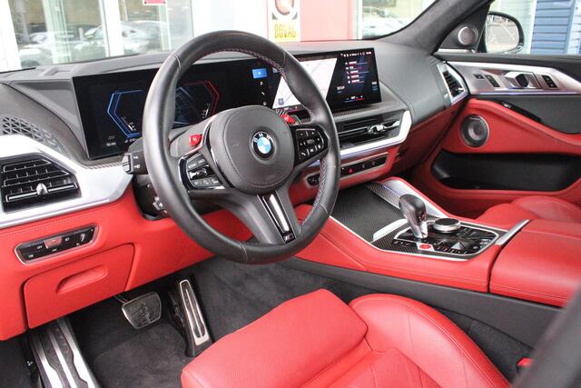 BMW XM 654PK PHEV 30 kWh | 23" LICHTMETALEN VELGEN JETBLACK | SOFT CLOSE | ELEKTRISCH WEGKLAPBARE TREKHAAK | M SPORTREMMEN | DRIVING ASSISTANCE PROFESSIONAL O.A. (ADAPTIVE CRUISE CONTROL/DODEHOEK DETECTIE) | BOWERS & WILKINS SOUND SYSTEM | LASER LIGHT KOPLAMPEN