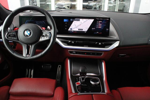 BMW XM 654PK PHEV 30 kWh | 23" LICHTMETALEN VELGEN JETBLACK | SOFT CLOSE | ELEKTRISCH WEGKLAPBARE TREKHAAK | M SPORTREMMEN | DRIVING ASSISTANCE PROFESSIONAL O.A. (ADAPTIVE CRUISE CONTROL/DODEHOEK DETECTIE) | BOWERS & WILKINS SOUND SYSTEM | LASER LIGHT KOPLAMPEN