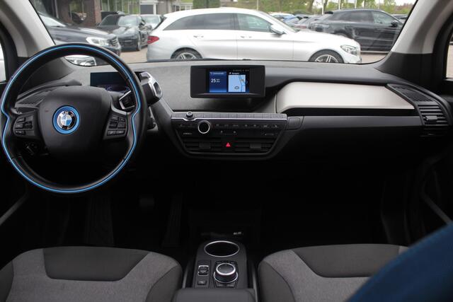 BMW i3 Basis 120Ah 42 kWh / Navigatie / 19'' / Parkeerhulp achter / Navigatie / Harman Kardon / Stoelverwarming / Cruise Control / Warmtepomp / Getint glas