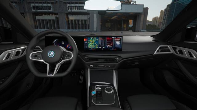 BMW i4 eDrive40 Gran Coupé M Sport / Adaptieve LED / Active Cruise Control / Comfort Access / Parking Assistant / Live Cockpit Plus / Stoelverwarming