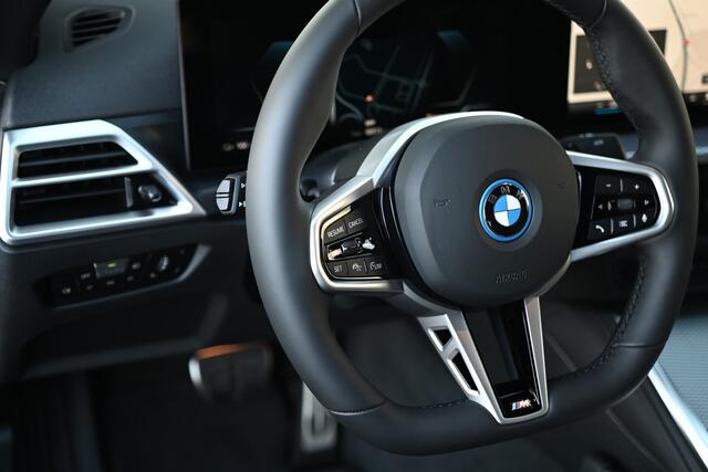 BMW i4 eDrive35 Gran Coupé M Sport / Active Cruise Control / Comfort Access / Parking Assistant / Stoelverwarming / Widescreen Display / Live Cockpit Plus