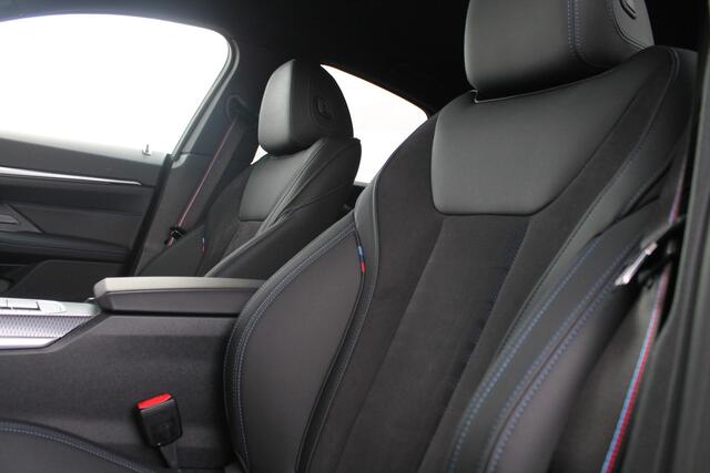 BMW i4 eDrive35 M Sport / Active Cruise Control / Stuurverwarming / Live Cockpit Plus / Parking Assistant / Widescreen Display