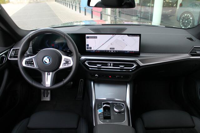 BMW i4 eDrive35 M Sport / Active Cruise Control / Stuurverwarming / Live Cockpit Plus / Parking Assistant / Widescreen Display