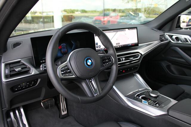 BMW i4 eDrive35 M Sport / Active Cruise Control / Stuurverwarming / Live Cockpit Plus / Parking Assistant / Widescreen Display