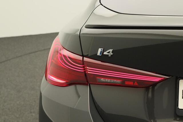 BMW i4 eDrive35 M Sportpakket Pro | Innovation Pack | Comfort Pack | Stuurwielrand Verwarmd | Comfort Access | Elektrisch Verstelbare Sportstoelen | Driving Assistant Professional | DAB | Harman Kardon | 19''