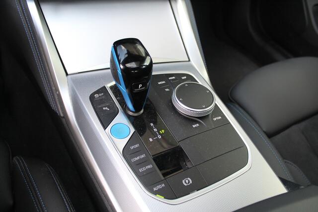 BMW i4 eDrive40 / Schuif-kanteldak / Achteruitrijcamera / Live Cockpit Plus / Parking Assistant / Stoelverwarming