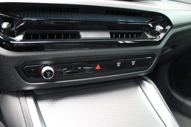 BMW i4 eDrive35 Gran Coupé M Sport / Achteruitrijcamera / Adaptieve LED / Active Cruise Control / Comfort Access / Stoelverwarming / Live Cockpit Plus