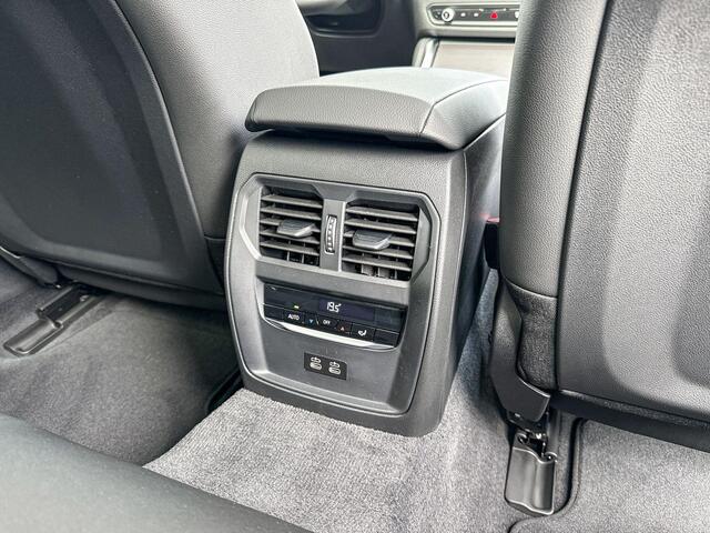 BMW i4 eDrive35 M Sport Edition M Sport Pro / Glazen Schuifdak / Adaptieve Cruise Control / Comfort Acces / Adaptieve LED koplampen / 19 Inch