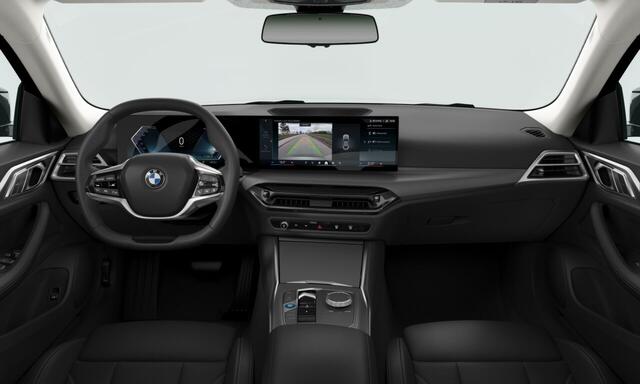 BMW i4 eDrive40 | Pure Edition | 17'' | Comf. Acc. | ACC | Getint glas | Stoelverw. | Camera