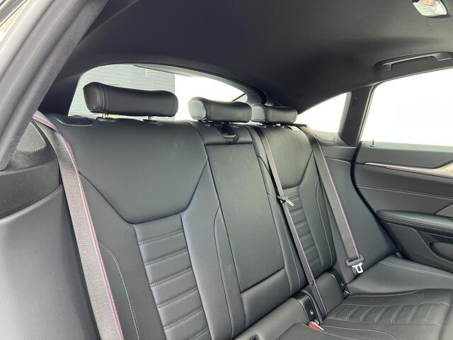 BMW i4 M50 High Executive 84 kWh Sport Pro | High Executive | Glazen schuif-/kanteldak | Stuur- en stoelverwarming | Trekhaak | Comfort Access | Laserlight | Harman Kardon | Head-Up