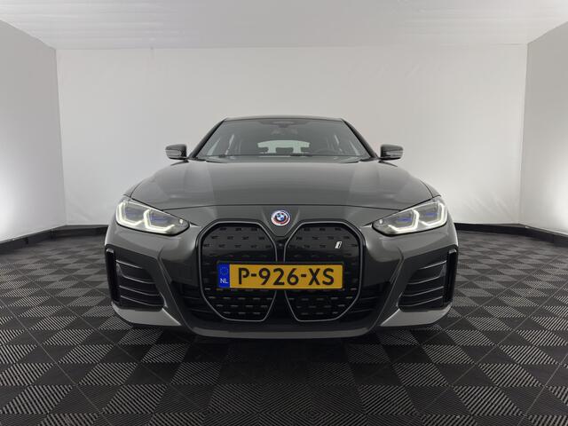 BMW i4 eDrive40 High Executive 84 kWh (3-Fase) [SOH-97%] (INCL-BTW) *AUT | HEAD UP | FULL-LED | HARMAN KARDON | ADAPTIVE-CRUISE | WIDE-SCREEN-DIGI-COCKPIT | DAB+ | CAMERA | AMBIENT-LIGHT | CARPLAY | LEATHER SPORT-SEATS | | 19''ALU*