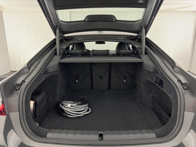 BMW i4 eDrive40 High Executive 84 kWh (3-Fase) [SOH-97%] (INCL-BTW) *AUT | HEAD UP | FULL-LED | HARMAN KARDON | ADAPTIVE-CRUISE | WIDE-SCREEN-DIGI-COCKPIT | DAB+ | CAMERA | AMBIENT-LIGHT | CARPLAY | LEATHER SPORT-SEATS | | 19''ALU*