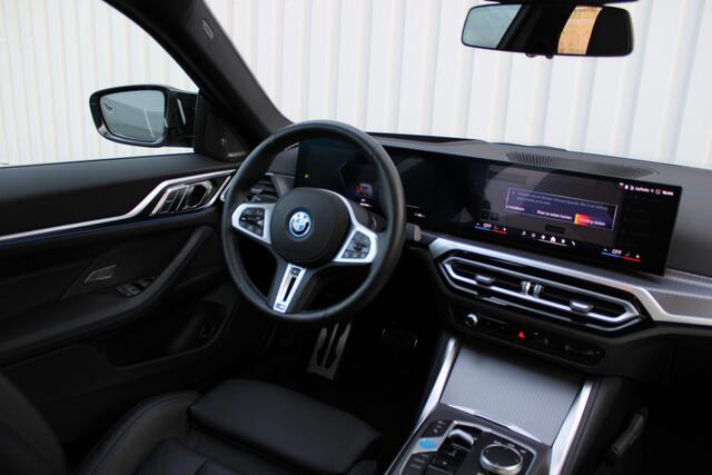 BMW i4 M50 High Executive 84 kWh | Incl. 12 maanden garantie | Assisted driving | Climate control | 360° camera | Uitklapbare trekhaak | Stoel/stuurverwarming | Head-up display | Schuif/kantel dak |