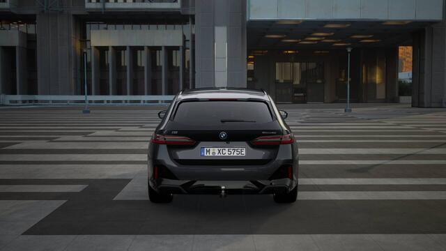 BMW i5 Touring eDrive40 M Sport / Panoramadak / Trekhaak / Bowers & Wilkins / Stoelventilatie / Adaptieve LED / Parking Assistant Plus / Comfort Access