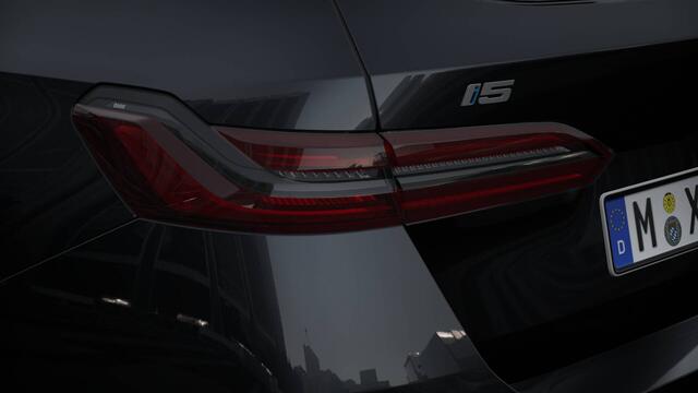 BMW i5 Touring eDrive40 M Sport / Panoramadak / Trekhaak / Bowers & Wilkins / Stoelventilatie / Adaptieve LED / Parking Assistant Plus / Comfort Access