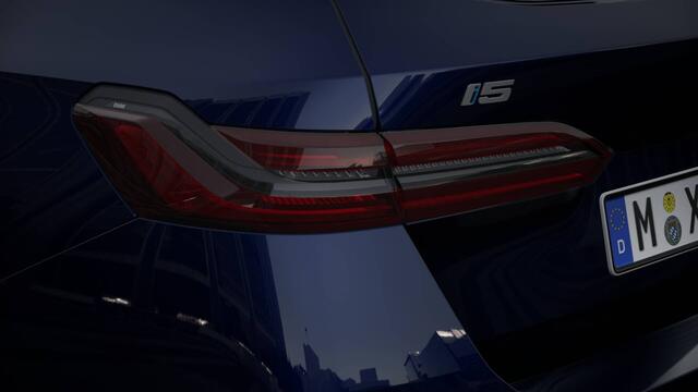 BMW i5 Touring eDrive40 M Sport / Panoramadak / Trekhaak / Stoelventilatie / Parking Assistant Plus / Adaptieve LED / Comfort Access