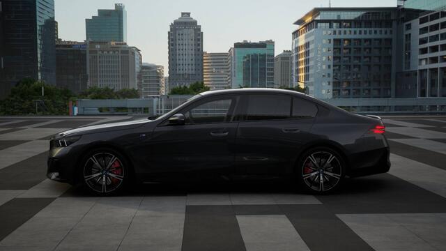 BMW i5 eDrive40 M Sport Automaat / Panoramadak / Trekhaak / Adaptieve LED / Parking Assistant Professional / Stoelventilatie / Comfort Access