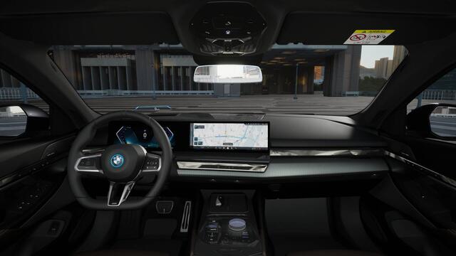 BMW i5 eDrive40 M Sport Automaat / Panoramadak / Trekhaak / Adaptieve LED / Parking Assistant Professional / Stoelventilatie / Comfort Access