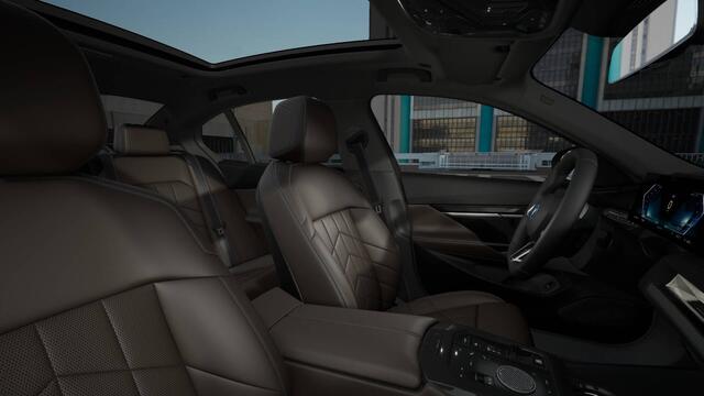 BMW i5 eDrive40 M Sport Automaat / Panoramadak / Trekhaak / Adaptieve LED / Parking Assistant Professional / Stoelventilatie / Comfort Access