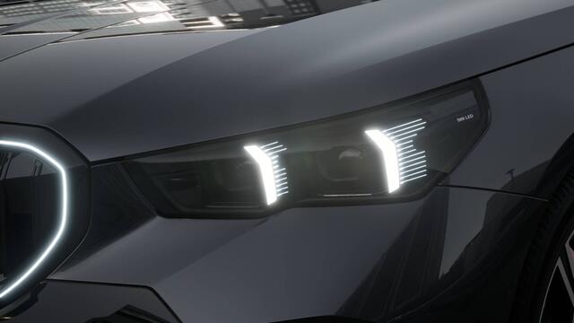 BMW i5 eDrive40 M Sport Automaat / Panoramadak / Trekhaak / Adaptieve LED / Parking Assistant Professional / Stoelventilatie / Comfort Access