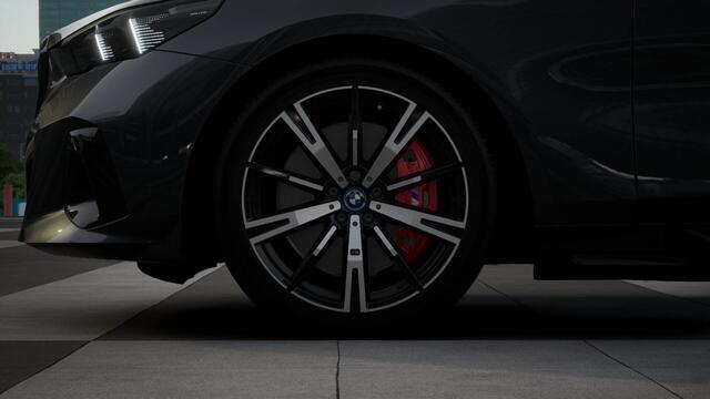 BMW i5 eDrive40 M Sport Automaat / Panoramadak / Trekhaak / Adaptieve LED / Parking Assistant Professional / Stoelventilatie / Comfort Access