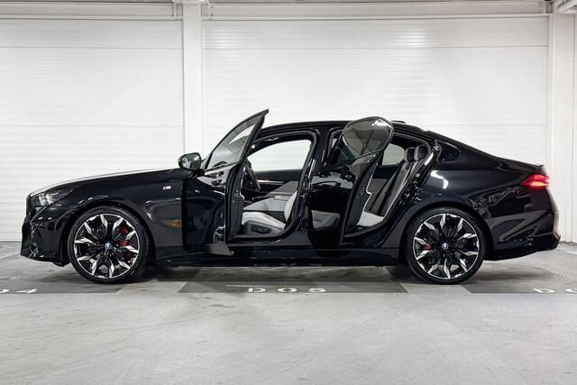 BMW i5 Sedan eDrive40 | M-Sport Pro | Travel Pack | Innovation Pack | Comfort Pack | Driving Assistant Professional | Bowers&Wilkins | Panoramadak | Comfort Access | Trekhaak