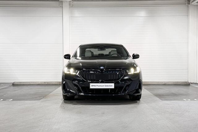 BMW i5 Sedan eDrive40 | M-Sport Pro | Travel Pack | Innovation Pack | Comfort Pack | Driving Assistant Professional | Bowers&Wilkins | Panoramadak | Comfort Access | Trekhaak