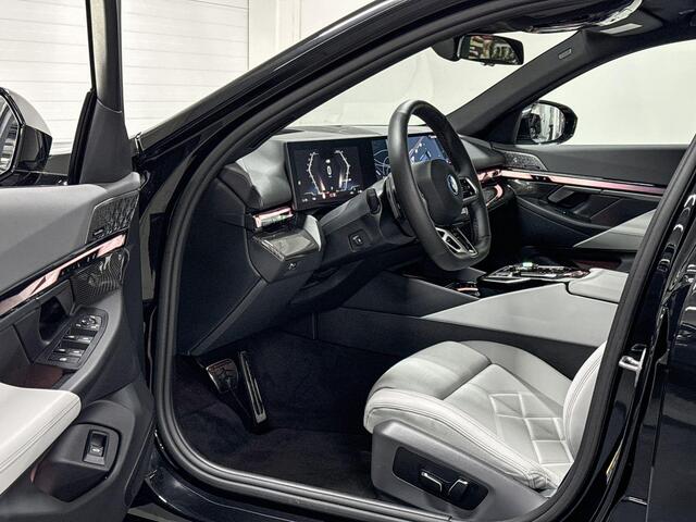 BMW i5 Sedan eDrive40 | M-Sport Pro | Travel Pack | Innovation Pack | Comfort Pack | Driving Assistant Professional | Bowers&Wilkins | Panoramadak | Comfort Access | Trekhaak