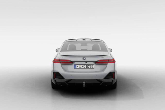 BMW i5 xDrive40 | M Sport Pro | Travel Pack | Comfort Pack | Trekhaak met elektrisch wegklapbare kogel