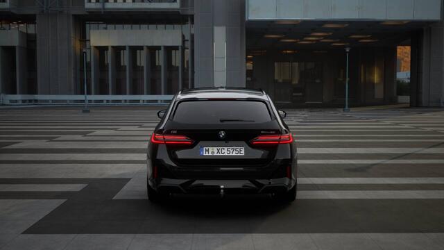 BMW i5 Touring eDrive40 M Sport / Panoramadak / Trekhaak / Bowers & Wilkins / M Multifunctionele Stoelen / Comfort Access / Adaptieve LED / Stoelventilatie