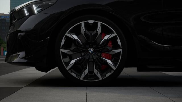 BMW i5 Touring eDrive40 M Sport / Panoramadak / Trekhaak / Bowers & Wilkins / M Multifunctionele Stoelen / Comfort Access / Adaptieve LED / Stoelventilatie