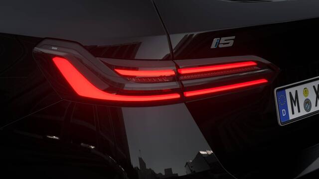 BMW i5 Touring eDrive40 M Sport / Panoramadak / Trekhaak / Bowers & Wilkins / M Multifunctionele Stoelen / Comfort Access / Adaptieve LED / Stoelventilatie