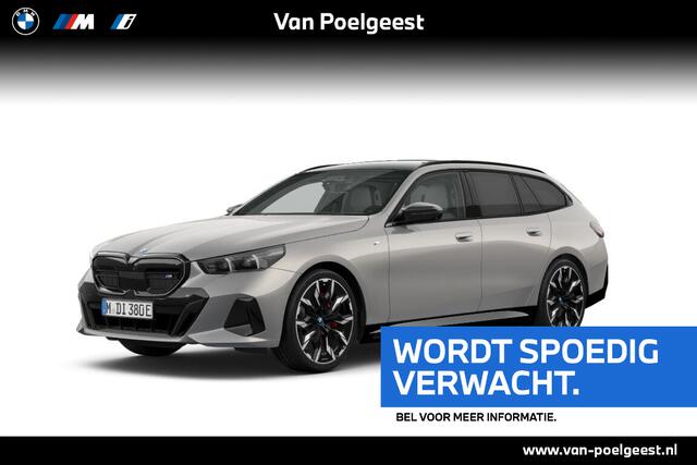 BMW i5 Touring M60 xDrive 84 kWh 21 Inch / Stuurwielrand verwarming / Stoel verwarming Voor & Achter / Comfort Acces / Electrische Zwenkhaak / Ionic Glow Exterieur pakket / Panorama Dak / Getinte Ramen / Stoelventilatie / Driving Assistant Prof / Parking Assist