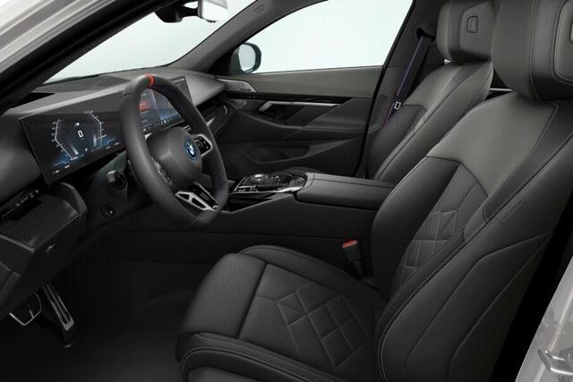 BMW i5 Touring M60 xDrive 84 kWh 21 Inch / Stuurwielrand verwarming / Stoel verwarming Voor & Achter / Comfort Acces / Electrische Zwenkhaak / Ionic Glow Exterieur pakket / Panorama Dak / Getinte Ramen / Stoelventilatie / Driving Assistant Prof / Parking Assist