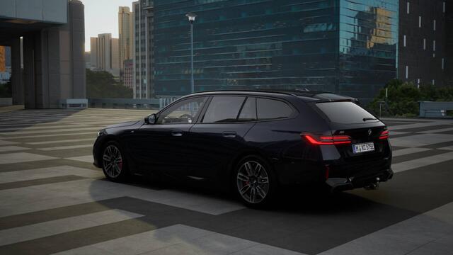 BMW i5 Touring eDrive40 M Sport / Panoramadak / Trekhaak / Adaptieve LED / Stoelventilatie / Parking Assistant Plus / Comfort Access