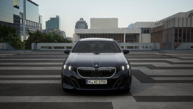 BMW i5 Touring eDrive40 M Sport / Panoramadak / Trekhaak / Adaptieve LED / Stoelventilatie / Parking Assistant Plus / Comfort Access