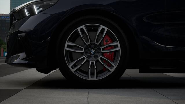 BMW i5 Touring eDrive40 M Sport / Panoramadak / Trekhaak / Adaptieve LED / Stoelventilatie / Parking Assistant Plus / Comfort Access