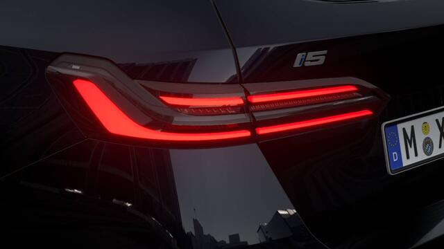 BMW i5 Touring eDrive40 M Sport / Panoramadak / Trekhaak / Adaptieve LED / Stoelventilatie / Parking Assistant Plus / Comfort Access