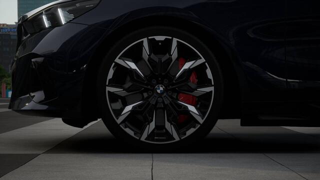 BMW i5 eDrive40 M Sport / Panoramadak / Adaptieve LED / Bowers & Wilkins / Stoelventilatie / Comfort Access / Parking Assistant Plus / Stuurverwarming