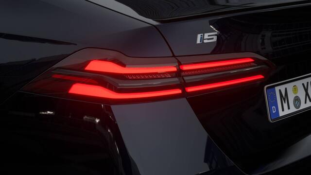 BMW i5 eDrive40 M Sport / Panoramadak / Adaptieve LED / Bowers & Wilkins / Stoelventilatie / Comfort Access / Parking Assistant Plus / Stuurverwarming